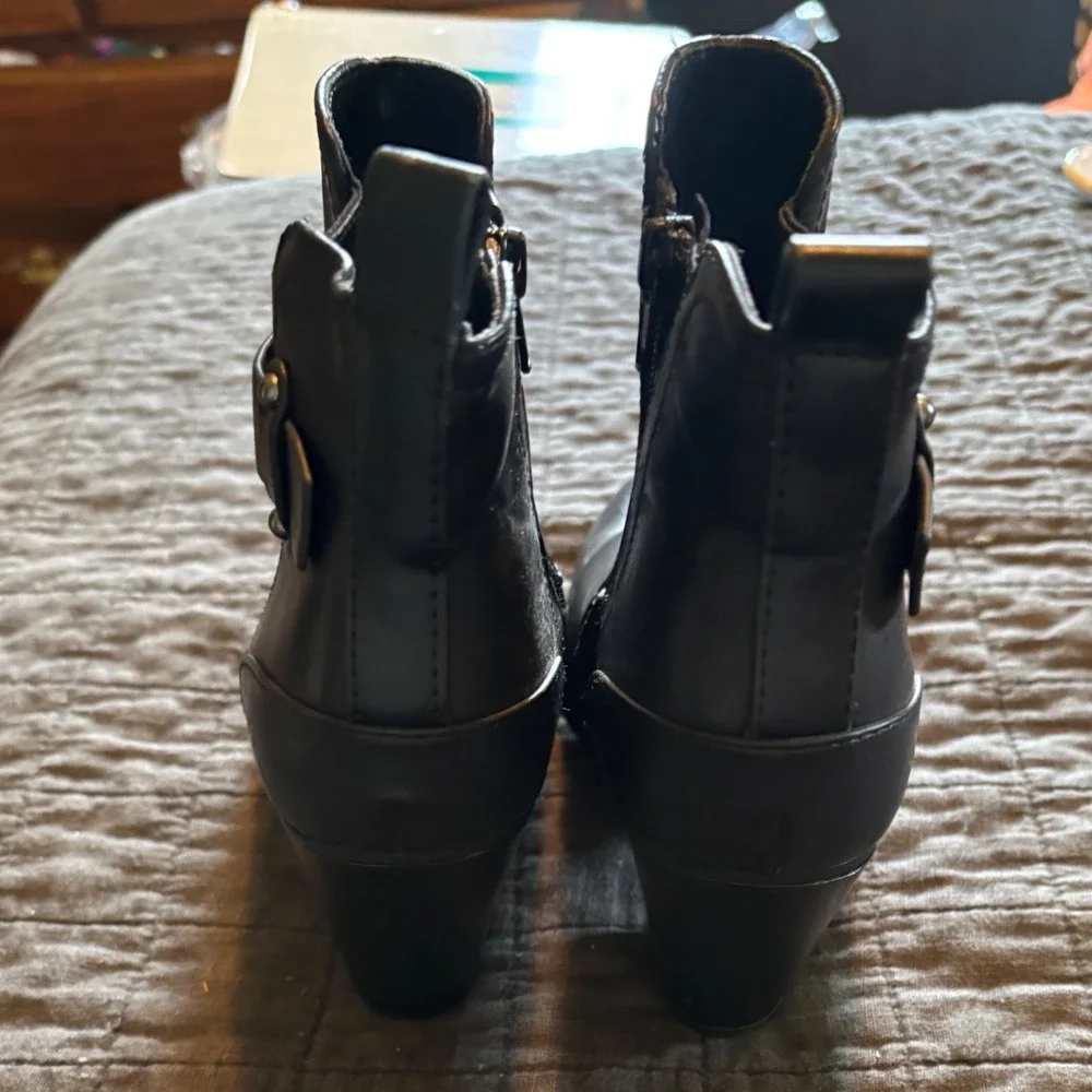 Soda‎ Ankle Boots Block Heel Buckle Accents Black Size 7